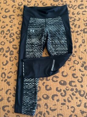 Under Armour Black and Gray Patterned Athletic Capri Leggings